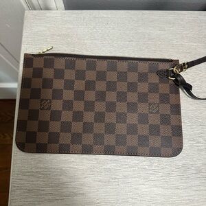 Louis Vuitton
Damier Ebene Neverfull Pouch
